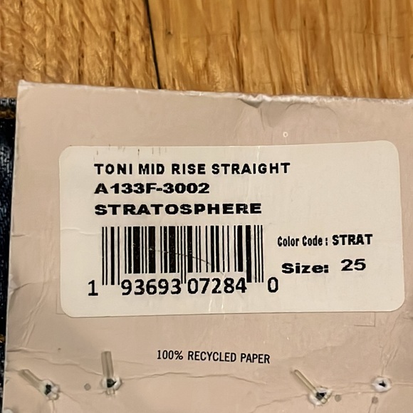 New Agolde Toni Mid Rise Straight in Stratosphere - Picture 12 of 15